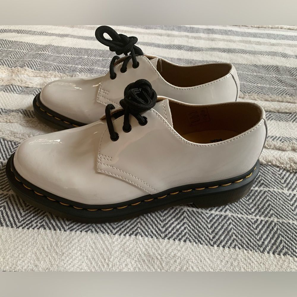 Dr Martens white lace up oxfords shoes. Size 6